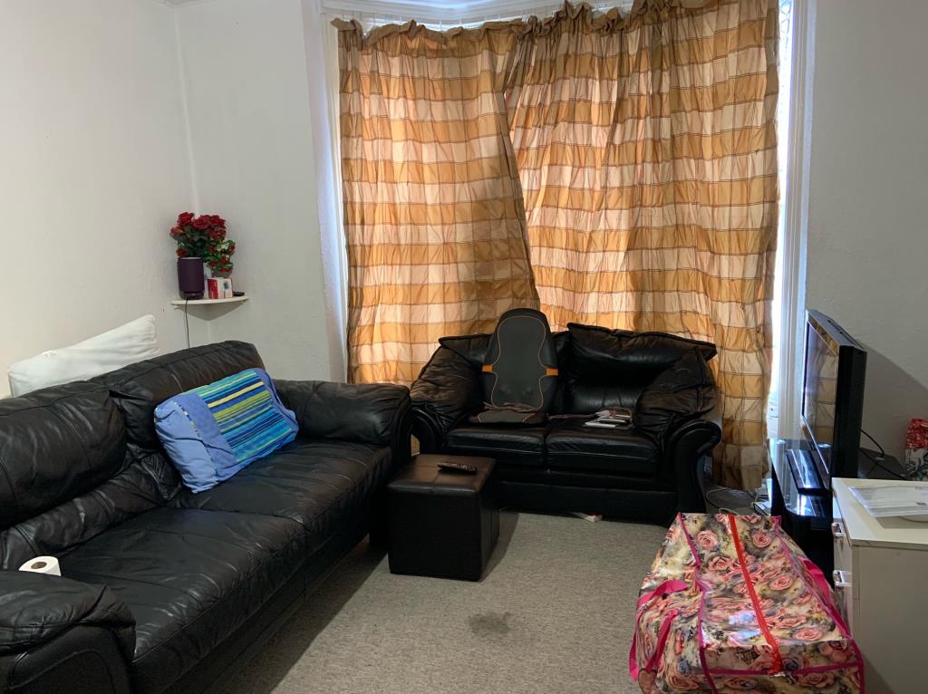 Lot: 62 - BLOCK OF FLATS FOR INVESTMENT - Ground Floor Flat Living Room